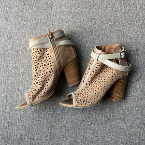 BKE Tan Cutout Chunky Heeled Sandals